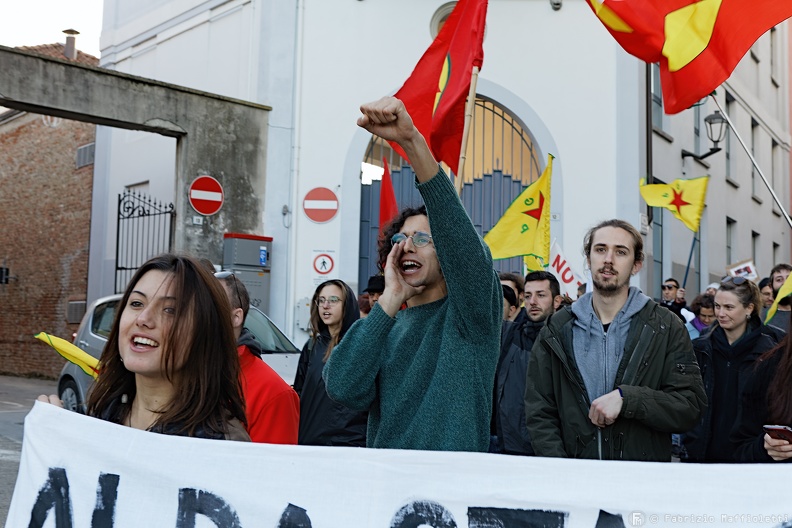 corteo_rojava_ferrero_12_sito.jpg