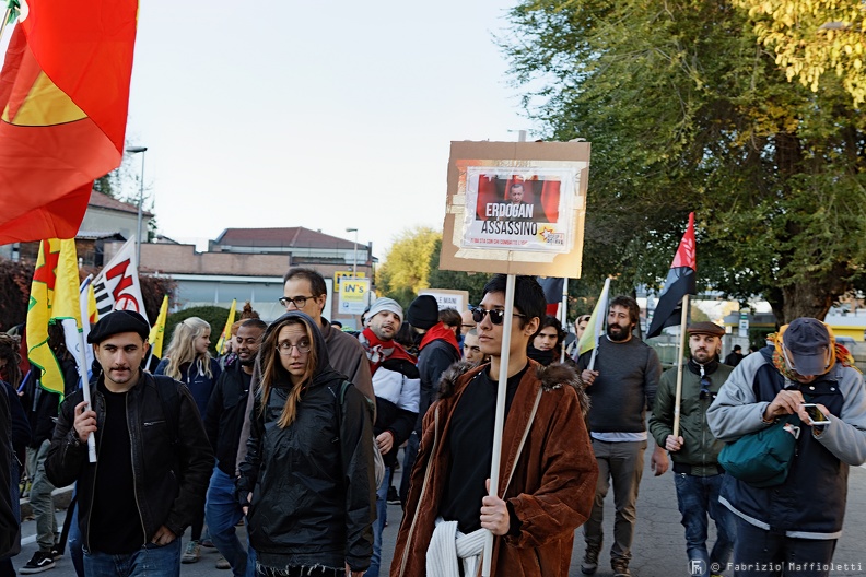 corteo_rojava_ferrero_14_sito.jpg