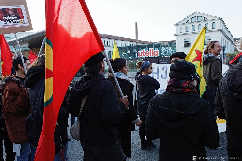 corteo_rojava_ferrero_18_sito.jpg